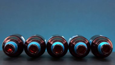 Boş şişeleri yatay olarak üstten görünüm konumlandırılmış. Cam şişe süslü arka plan resmi. Posterler ve afiş için sosyal ağ kavramı.