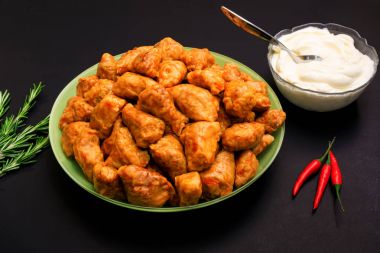 Lahana et, pilav ve sebze ile ekşi krema ile doldurulmuş çörek. Avrupa geleneksel yemekleri, taze sarmale. Dolma, sarma, sarmale, golubtsy veya golabki. Geleneksel bir tarzda Romanya ve Moldova tipik yemekler servis. 