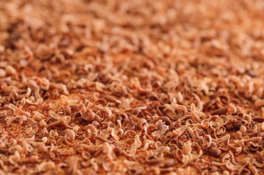 Çikolata ince tabakalar, aşırı makro. İyi çikolata ve pasta doku elle doğranmış kıvırcık kapatın. En iyi film lezzetli Çikolata talaşı bukleler.