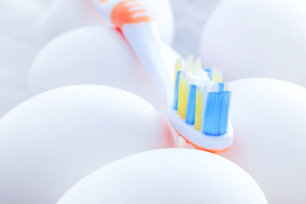 Higiena jamy ustnej, leczenie szkliwa. Szczoteczka do zębów wśród białych jaj. Kreatywnych koncepcji higieny jamy ustnej oraz pielęgnacji zębów. Najlepszy obraz dla projektów higieny jamy ustnej. — Zdjęcie stockowe