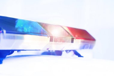 Kırmızı ve mavi ışık flaşör, bir polis arabası. Polis araba yanıp sönen sireni. Mavi flasher gece polis arabası üzerinde. Polis mavi ışık ve sokak arabada siren.