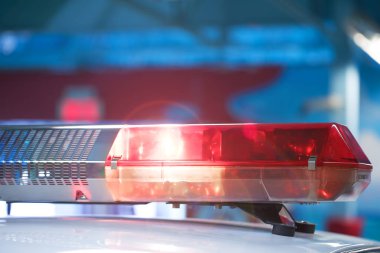 Polis araba yanıp sönen, siren yakın çekim. Polis ışık ve eylem arabada siren. Acil durum yanıp sönen polis sireni. Polis izole flasher sinyal. Kırmızı siren flasher gece polis araba.