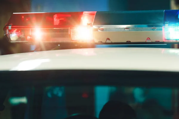 Polizeilicht und Sirene am Auto im Einsatz. Sirene auf Polizeiauto blinkt, Nahaufnahme. Blaulicht der Polizei-Sirene. Polizeisignalblinker isoliert. Roter Sirenenblinker am Polizeiauto in der Nacht. — Stockfoto