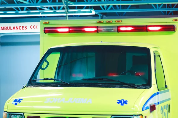 Montreal, Canada, 25 marzo 2018. Auto ambulanza canadese con luci e sirena in azione. Auto di ambulanza nel parco ospedaliero . — Foto Stock