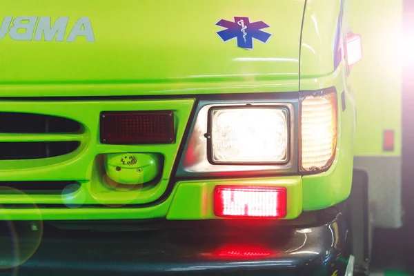 Μόντρεαλ, Καναδάς, 25 Μαρτίου 2018. Ασθενοφόρο αυτοκίνητο στο πάρκο νοσοκομείο. Καναδική ασθενοφόρο αυτοκίνητο με φώτα και σειρήνα σε δράση — Φωτογραφία Αρχείου