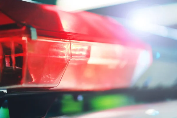 Rotlicht am Polizeiauto in der Nacht. Rotlichtblitzer eines Polizeiautos. Sirene auf Polizeiauto blinkt. Polizeirotlicht und Sirene am Auto auf der Straße. — Stockfoto