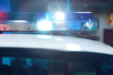 Gece polis arabasında mavi siren flaşörü. Siren polis arabası yanıp sönen, yakın çekim. Polis ışık ve siren eylem araba üzerinde. Gece boyunca acil durum yanıp sönen polis sireni. Polis sinyal flaşörü izole.
