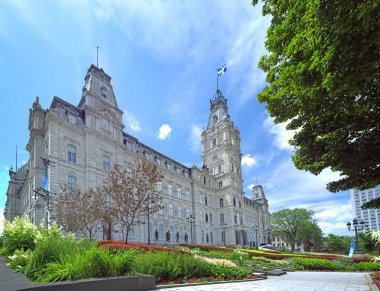 Parlamento Binası Quebec eyaleti, Kanada. Temmuz 2011. Quebec Ulusal Meclis ve Quebec ulusal bayrak. Quebec Parlamento Binası bahar ya da yaz sezonunda görünümünü. 