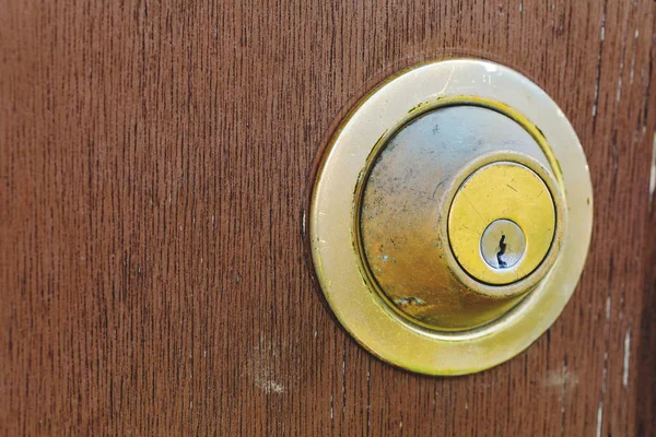 Ahşap arka plan üzerinde eski paslı kapı kilidi closeup. Güzel vintage ve eski, rustik kapı bakmak, kırık kahverengi boya ahşap kapı ve paslı demir kilit ve anahtar deliği. Güzel vintage ve paslı kilidi ile ahşap kapı. 