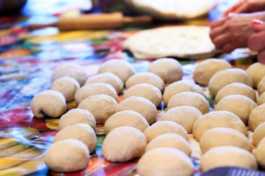 Köfte yemek, Balkan ülkeleri için ulusal bir yemek için çiğ hamur. Mantı hamur kaynama önce geleneksel Avrupa gıda olarak. Pişirme için hamur parçası. Hamur varenik, coltunash veya hamur tatlısı hazırlamak için hazır Yuvarlak parça görünümünü kapat.