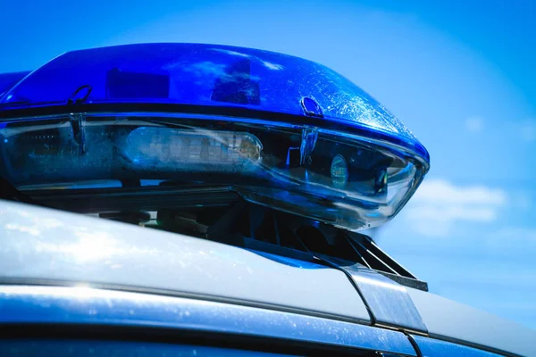 Blaulicht auf dem Fahrzeug für dringende Situationen. Einsatz- oder Polizeiwagen mit Sirenenlampen in voller Aktivität. kanadische oder amerikanische Polizisten bei ihren täglichen Aktivitäten. Notfall-Sirenen auf Rettungswagen. — Stockfoto