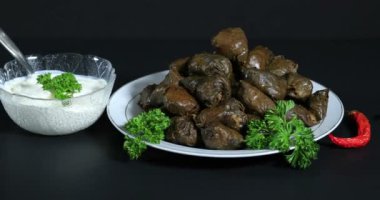 Taze sarmale, Romanya ve Moldova tipik gıdaları. Et, pirinç ve ekşi kremayla doldurulmuş üzüm yaprakları. Sarmaşık, dolma, sarma, golubtsy veya golabki peynirli turta ve ekşi krema. Avrupa geleneksel mutfağı. 