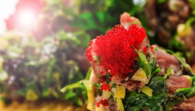 Sashimi ve pirinç kaseli somon yumurtası veya Japon usulü yiyecek. Pirinçli karides, yakın plan. Sashimi suşisi yakından çekilmiş. Bir tabak karides. Taze ve lezzetli maki ve nigiri sushi ve sake bardağı.