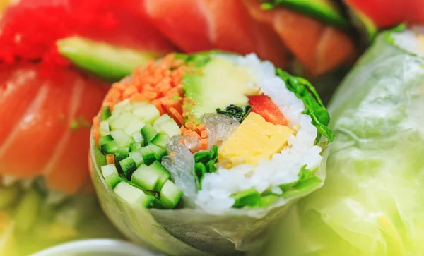 Φρέσκο σούσι με αγγούρι μάκι, καρότο, λάχανο θαλάσσης και σολομό μάκι. Ιαπωνικά sashimi ρολά σούσι με αυγά σολομού σε κοντινή φωτογραφία. Ντόνμπουρι σε ασιατικό φαγητό. Γαρίδες με ρύζι σε κοντινή φωτογραφία. Γαρίδες ή nigiri sushi. — Φωτογραφία Αρχείου