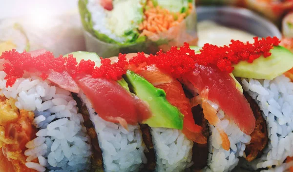 Japanische Sashimi-Sushi-Rollen mit Lachsrogen in Großaufnahme. donburi im asiatischen Stil essen. Garnelen mit Reis in Großaufnahme. Teller mit Garnelen vorhanden. frisches und köstliches Maki und Nigiri Sushi. Stockbild