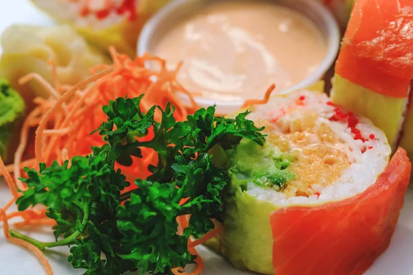 Garnelen mit Reis und Petersilie in Großaufnahme. Sashimi Sushi in Großaufnahme. Teller mit Meeresfrüchten vorhanden. frisches und köstliches Maki und Nigiri Sushi und Sake Glas. Stockbild