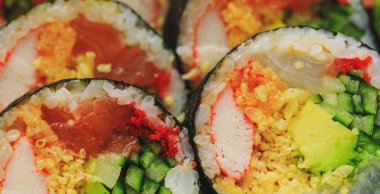 Pirinçli karides, yakın plan. Sashimi suşisi yakından çekilmiş. Bir tabak karides. Taze ve lezzetli maki ve nigiri sushi ve sake bardağı.