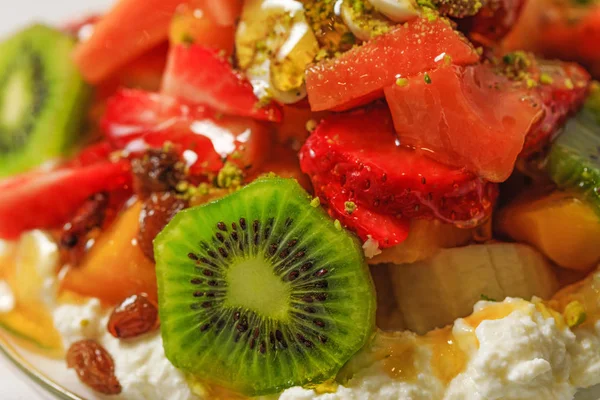 Bio-Eis mit Kiwi-Brötchen, Erdbeeren, Bananen und anderen Früchten. Vielzahl von Zutaten wie Milchprodukte erfrischendes Dessert. hausgemachte und gesunde cremige im Sommer. lizenzfreie Stockfotos
