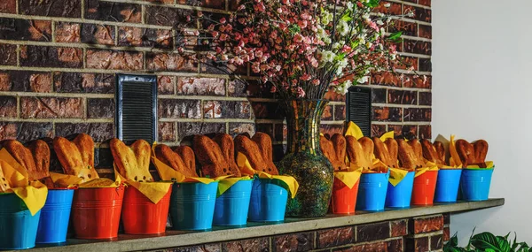 Pan de conejitos de Pascua horneado como comida tradicional de vacaciones. Pastel de conejo de Pascua de cerca. Cubos rústicos con bollos caseros calientes listos para Pascua . —  Fotos de Stock