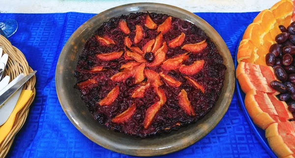 Weihnachtskuchen aus reifen Orangen und Süßigkeiten in rustikalem Metallteller. Sortiment aus gemischten Grapefruits und reifen frischen Früchten. süße Bio-Zitrusfrüchte in Blütenform auf Metallplatten. Nahaufnahme Bild mit einer Vielzahl von tropischen bunten Dessert. lizenzfreie Stockfotos