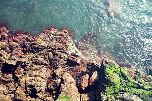 Вид Зверху Морські Хвилі Вражають Скелястий Пляж — стокове фото