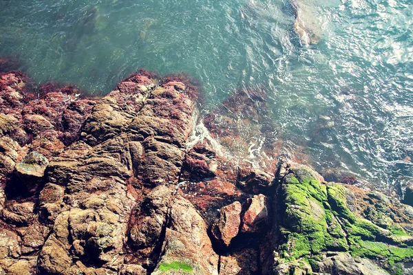 Top View Sea Waves Batendo Praia Rochosa — Fotografia de Stock