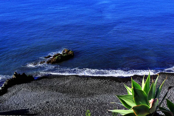 Bela Água Azul Escura Praia Negra Madeira — Fotografia de Stock
