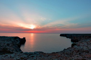 Çarpıcı görünümü gün batımı sırasında. Menorca okyanusta kayalık uçurum                      