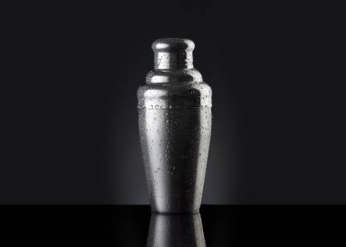 Buğulu soğuk shaker siyah arka plan üzerinde kokteyl için