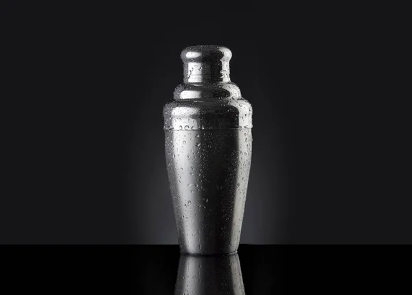 Buğulu soğuk shaker siyah arka plan üzerinde kokteyl için