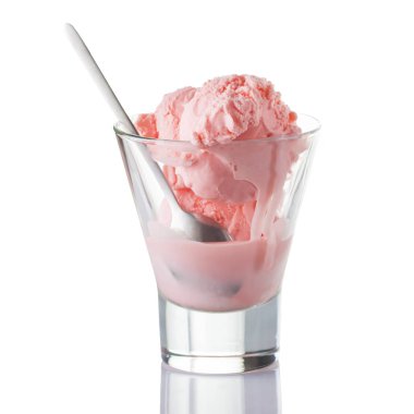 Pembe dondurma beyaz arka plan üzerinde izole kaşık ile cam