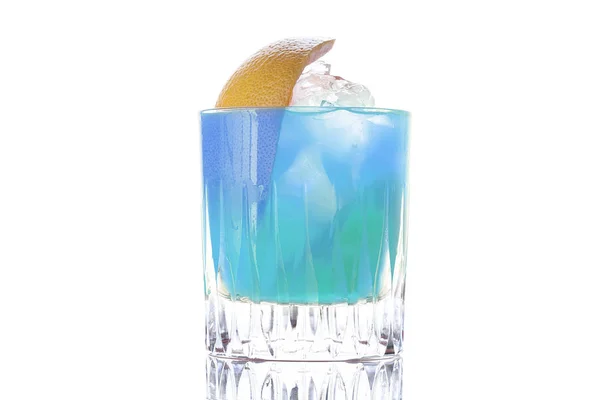 Синий Коктейль Лимоном Льдом Белом Фоне — стоковое фото