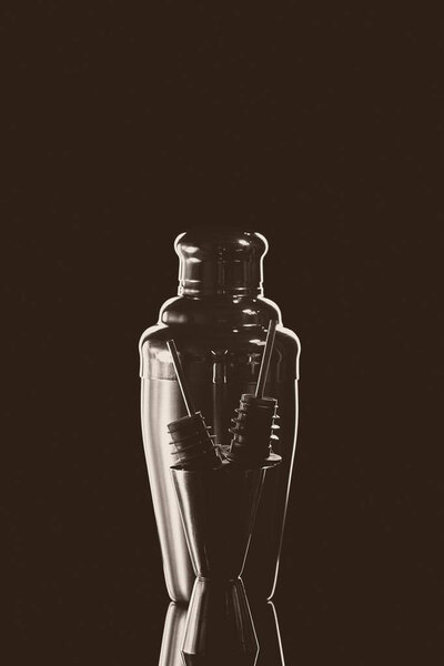 Силуэт шейкера и дозаторов для бутылок
 