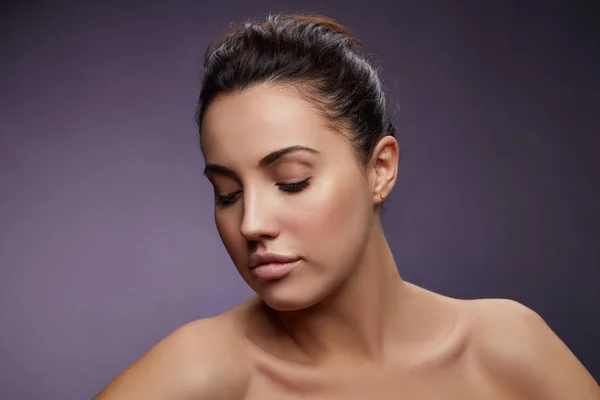 Retrato Mujer Con Maquillaje Natural Sobre Fondo Oscuro — Foto de Stock