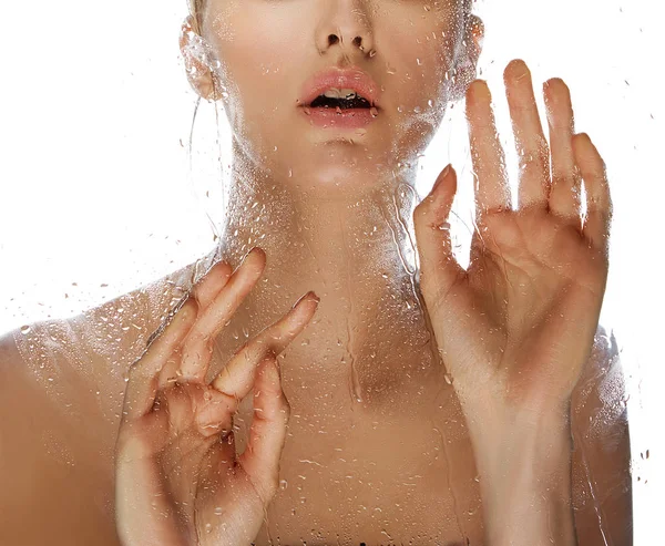 濡れたガラスを通して女性の顔の部分的なビュー — ストック写真
