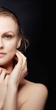 Işık ile kadın yüzü kısmi görünümünü gülümse