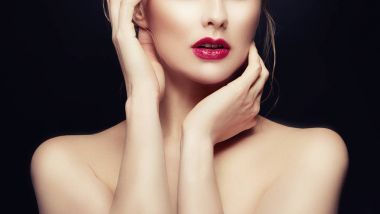 Kırmızı dudaklar ile kadın yüzü kısmi görünümünü