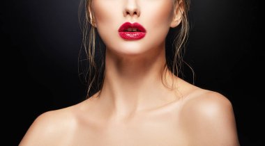 Kırmızı dudaklar ile kadın yüzü kısmi görünümünü