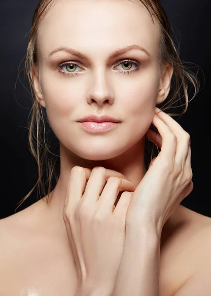 Porträtt Ung Kvinna Med Naturlig Makeup Och Händerna Nära Ansikte — Stockfoto