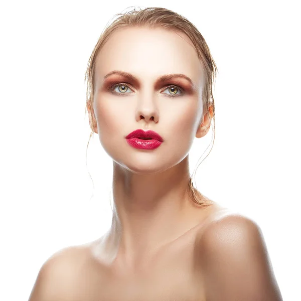 赤い唇とファッショナブルな化粧を持つ若い女性の肖像画 — ストック写真