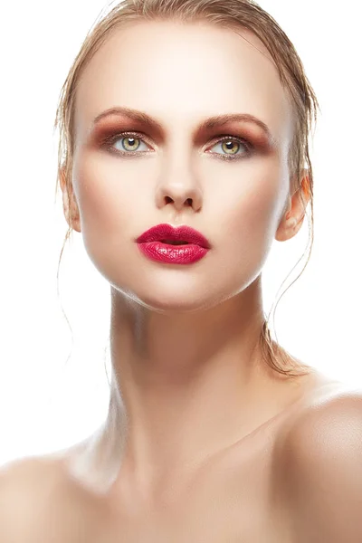Portret Młodej Kobiety Modny Makijaż Czerwonymi Ustami — Zdjęcie stockowe