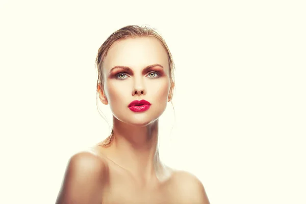 Retrato Mulher Jovem Com Maquiagem Elegante Com Lábios Vermelhos — Fotografia de Stock