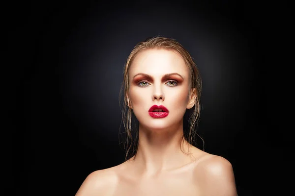 Portret Van Een Jonge Vrouw Met Modieuze Make Met Rode — Stockfoto