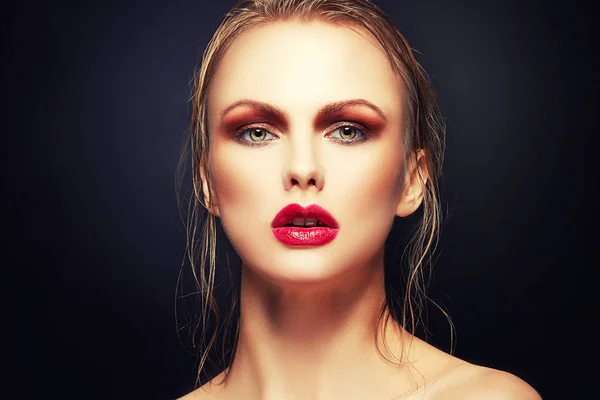 赤い唇とファッショナブルな化粧を持つ若い女性の肖像画 — ストック写真