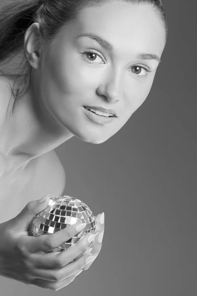 Doğal Makyaj Disko Topu Elinde Olan Kadın Portresi — Stok fotoğraf