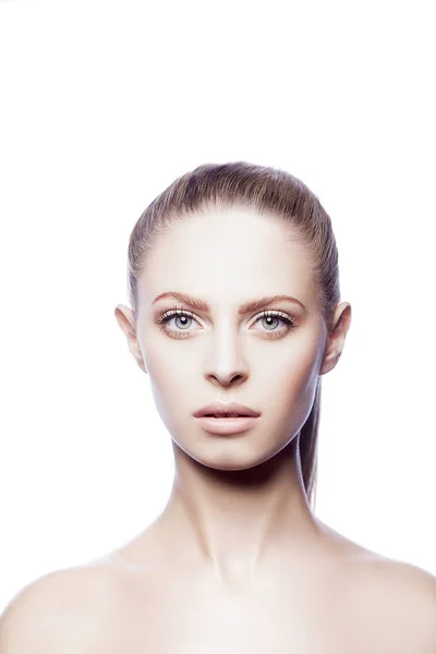 Porträtt Ung Kvinna Med Naturliga Makeup — Stockfoto