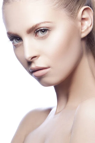 Porträtt Ung Kvinna Med Naturliga Makeup — Stockfoto