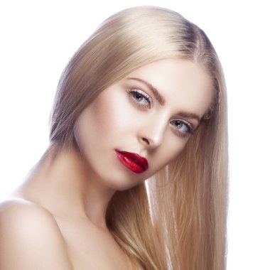 Modern kırmızı dudaklar makyaj ile kadın portresi