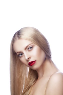 Modern kırmızı dudaklar makyaj ile kadın portresi