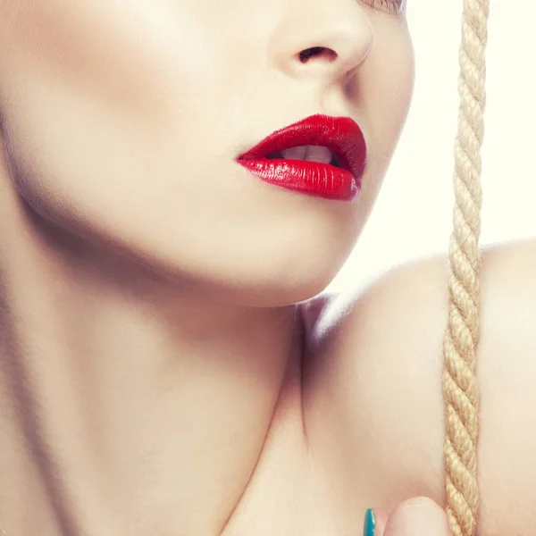 白い背景の赤い唇を持つ女性の部分的なビュー — ストック写真
